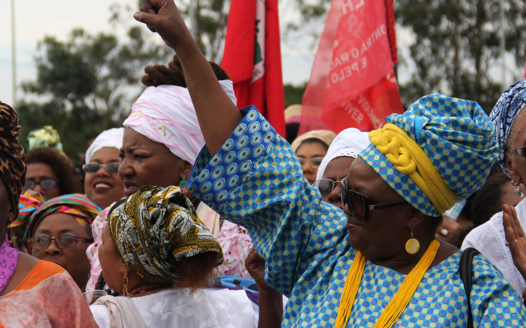 Céu cinza, chão negro